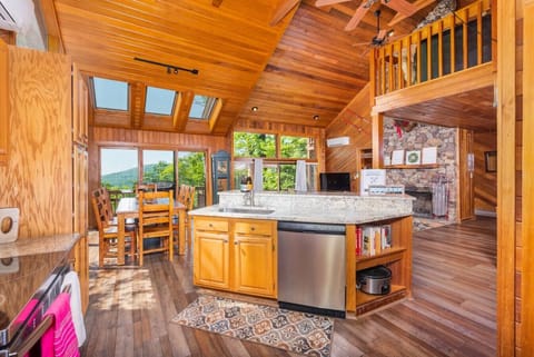 Fridge, oven, stovetop, coffee/tea maker