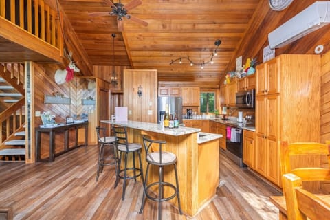 Fridge, oven, stovetop, coffee/tea maker