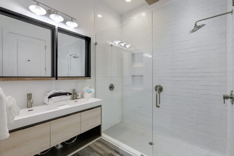 Combined shower/tub, towels, toilet paper