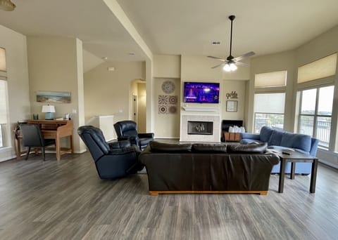 Plenty of comfy seating, desk & smart TV w/ Netflix & HBOMax