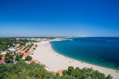 Beach nearby, sun loungers