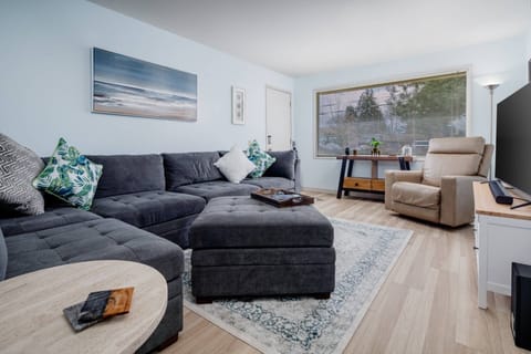 Welcome to Walnut Bungalow West! Please enjoy this charming rental in the heart of Hillsboro.