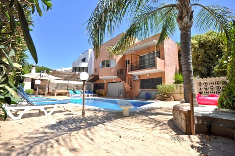 Outdoor pool, sun loungers