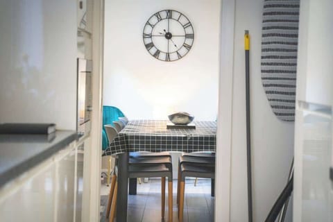 The dining room seats 6 people comfortably.