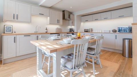 Open plan kitchen with dining area, Little Elms, Bolthole Retreats