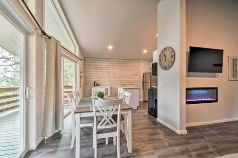 Dining Area | Dishware & Flatware Provided