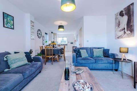 Open plan Living Room benefitting from a sofa bed and Smart TV with Netflix.