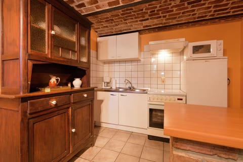 Fridge, microwave, oven, coffee/tea maker