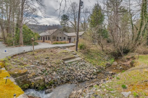 Stream bordering property