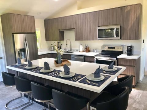 Modern and fully stocked kitchen. Brand new appliances. White quartz countertops. Reverse osmosis drinking water with hot/cold/room temperature. Coffee maker (drip) and (pods).