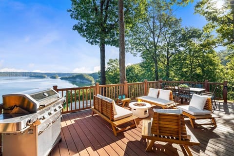 Welcome to the Bird's Eye Retreat! Enjoy insane panoramic views of Beaver Lake from the comfort of our huge, fully-furnished deck.