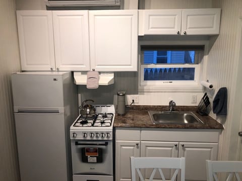 Fridge, oven, stovetop, coffee/tea maker