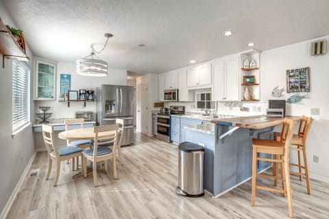 Lincoln City Vacation Rental | 5BR | 3BA | 2,189 Sq Ft | 1 Step to Enter