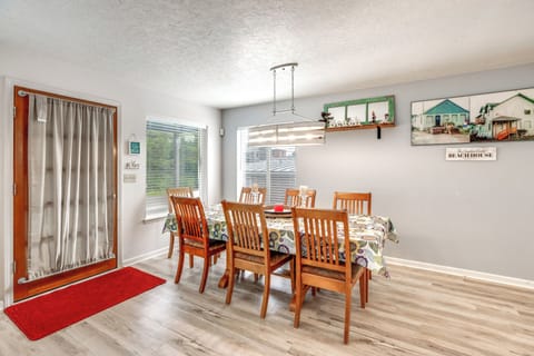 Dining Area | Dishes & Flatware Provided