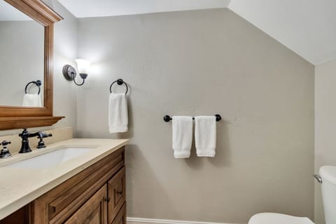 Combined shower/tub, hair dryer, towels