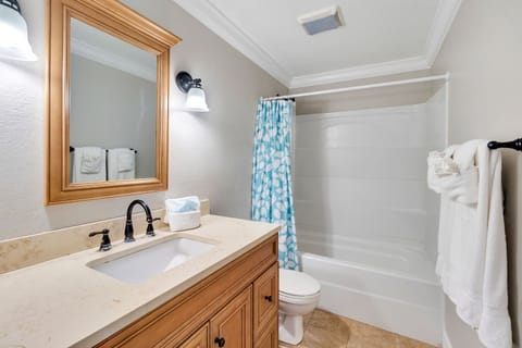 Combined shower/tub, hair dryer, towels