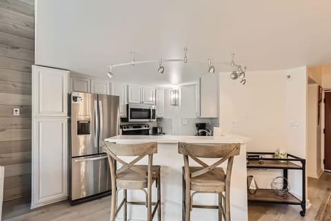 Kitchen with 2 bar seats