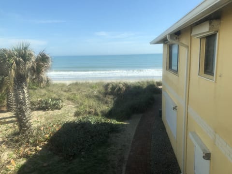 Beach nearby, sun loungers, beach towels