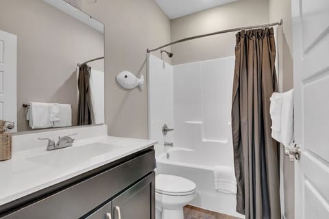 Combined shower/tub, hair dryer, towels