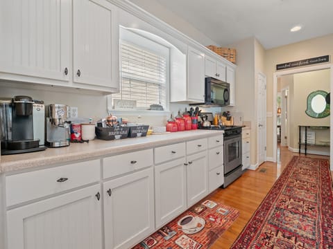 Fridge, oven, stovetop, coffee/tea maker