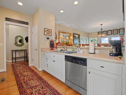 Fridge, oven, stovetop, coffee/tea maker