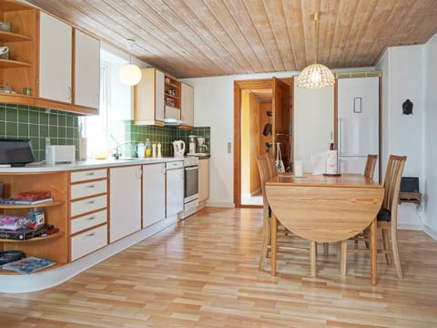 Fridge, stovetop, coffee/tea maker, highchair