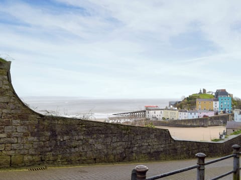 Surrounding area | Little Fishes, Tenby