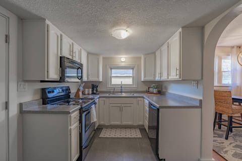 Full sized kitchen with plenty of counter space.