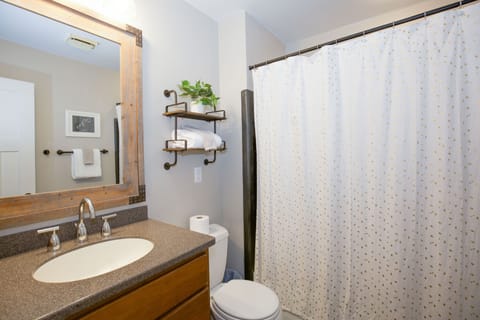 Combined shower/tub, towels