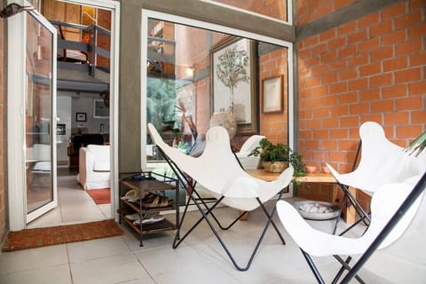 Come relax while enjoying the beautiful year round sunlight and peaceful garden