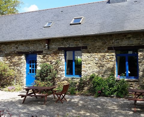 Entrance The Roost and Chevrefeuille