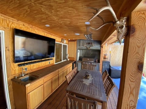 Back patio/ heater/ dinning area/ smart TV/ BBQ