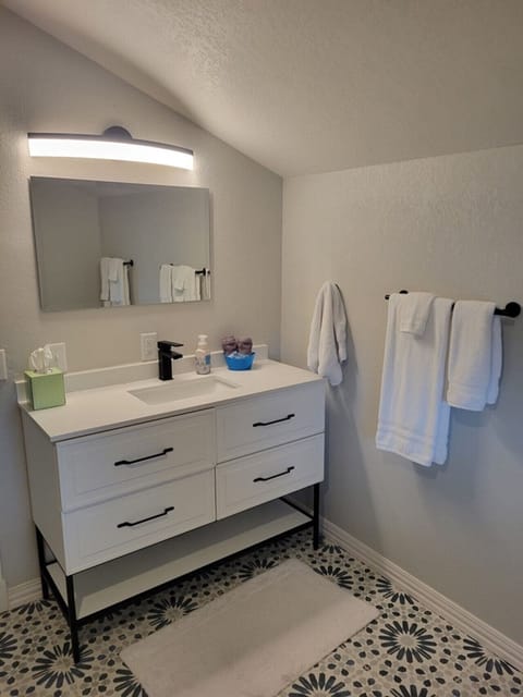 Combined shower/tub, hair dryer, towels