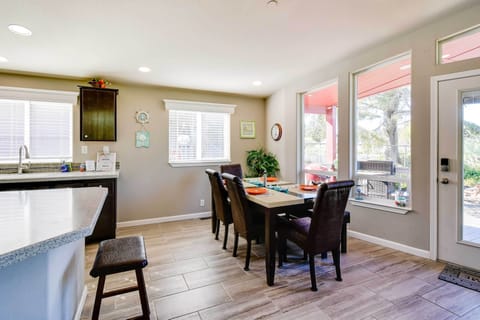 Dining Area | Dishes & Flatware Provided