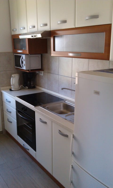 Fridge, microwave, oven, coffee/tea maker