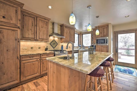 Fully Equipped Kitchen | Dishware & Flatware