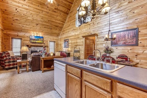 Cubs Cozy Den's fully equipped kitchen