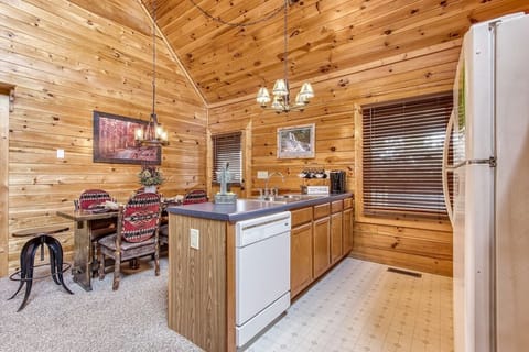 Cubs Cozy Den's fully equipped kitchen