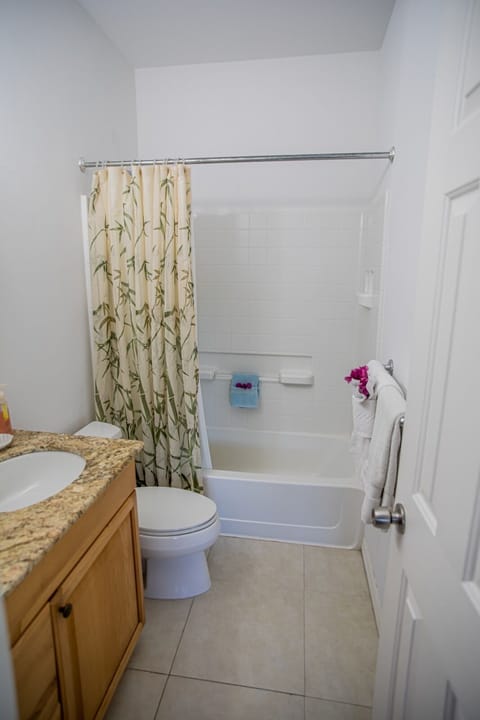 Combined shower/tub, towels, shampoo, toilet paper