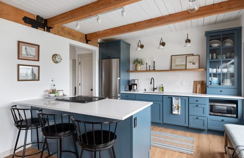 Kitchen peninsula with seating