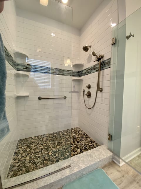 Combined shower/tub, hair dryer, soap, toilet paper