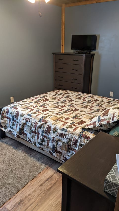 3 bedrooms, travel crib, bed sheets