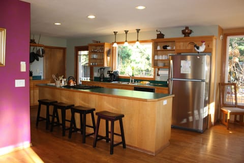 Fully equipped kitchen w/island and bar stools