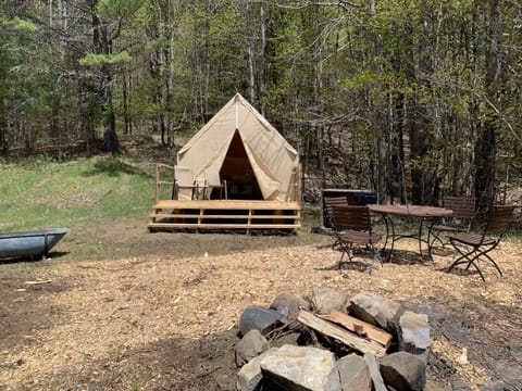 Wedding Hill Glamping Site

Includes grill and fire pit

All linens provided