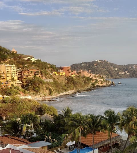 Beach nearby, sun loungers, beach towels