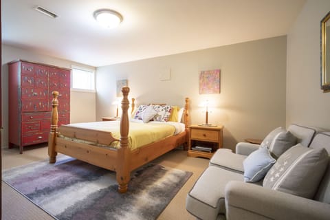 3 bedrooms, Egyptian cotton sheets, premium bedding, desk