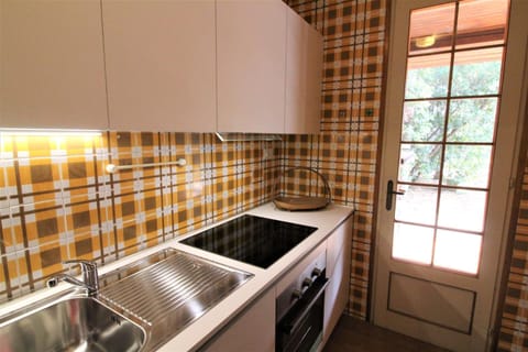 Kitchen area. Kitchen