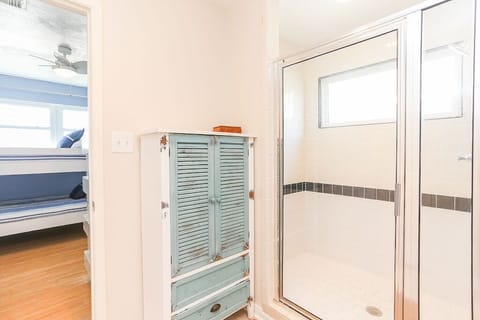 Combined shower/tub, hair dryer, towels