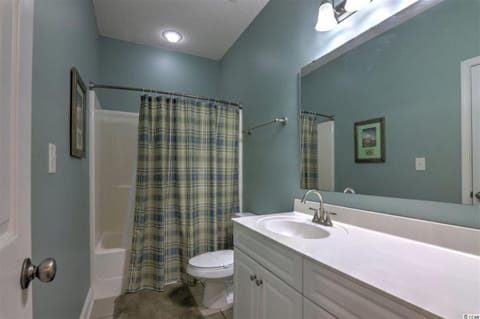 Combined shower/tub, towels