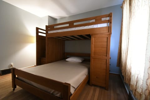 3 bedrooms, travel crib, free WiFi, bed sheets